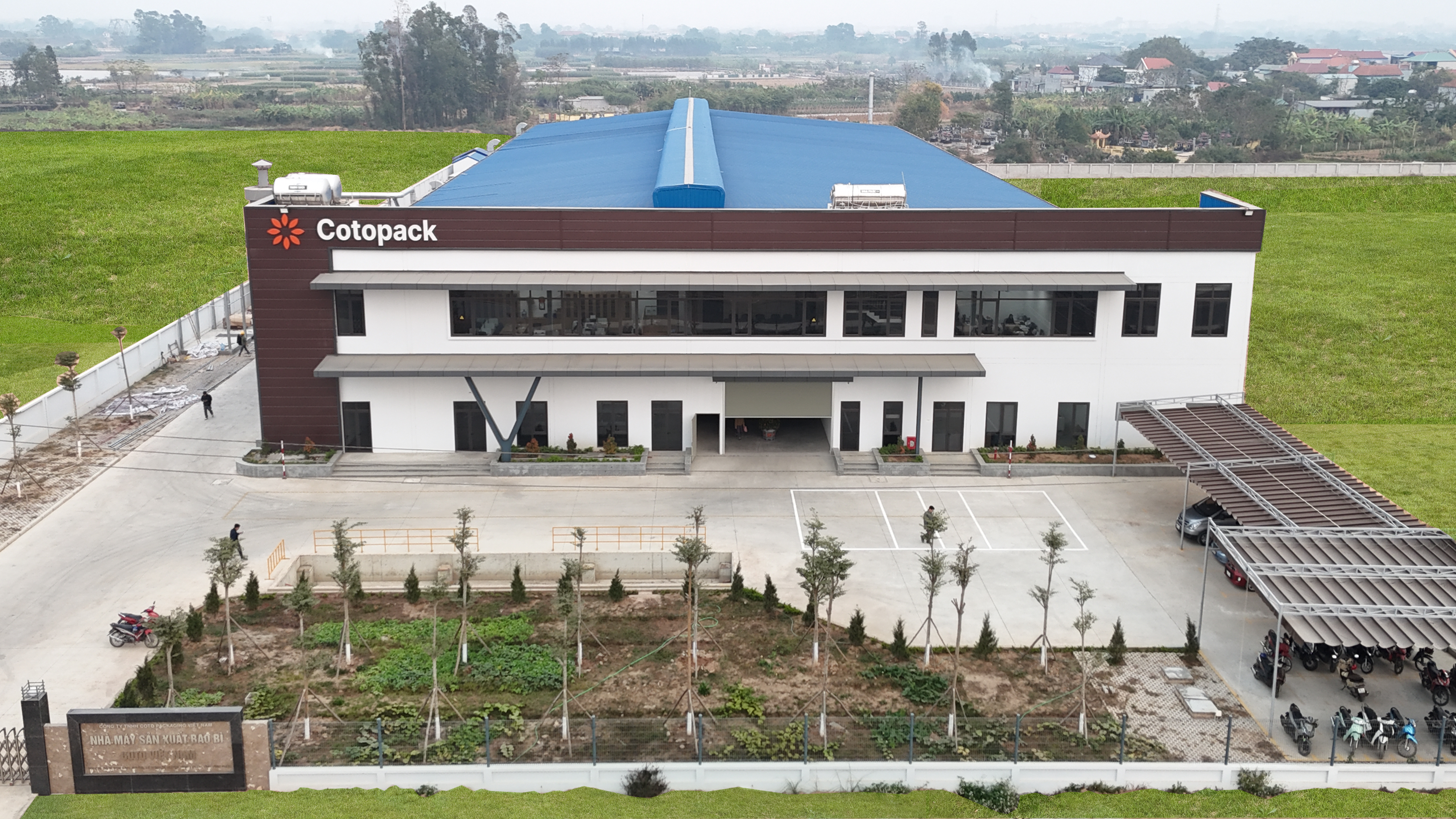 Nhà máy với cỏ